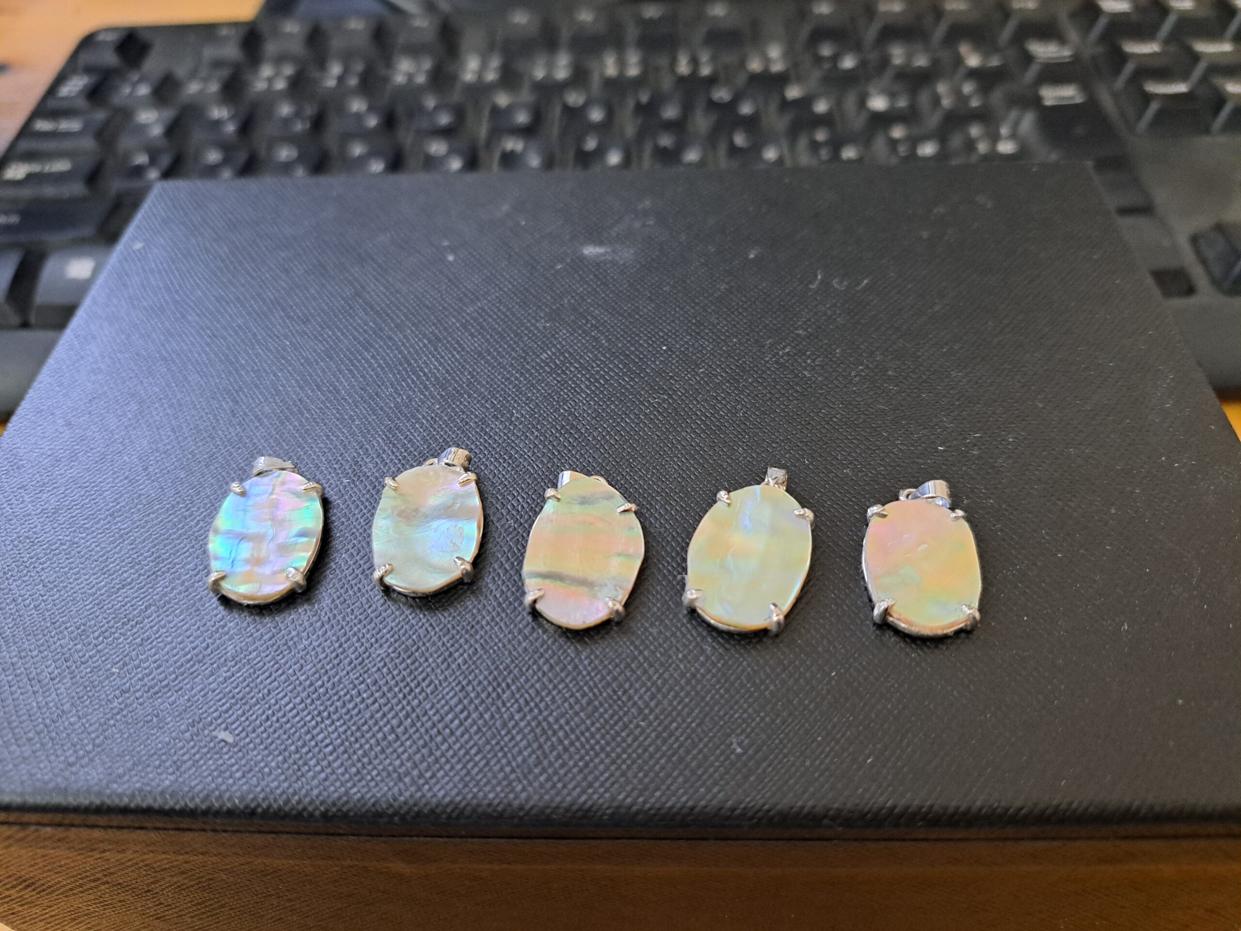 小さなパーツから、一点ものへ