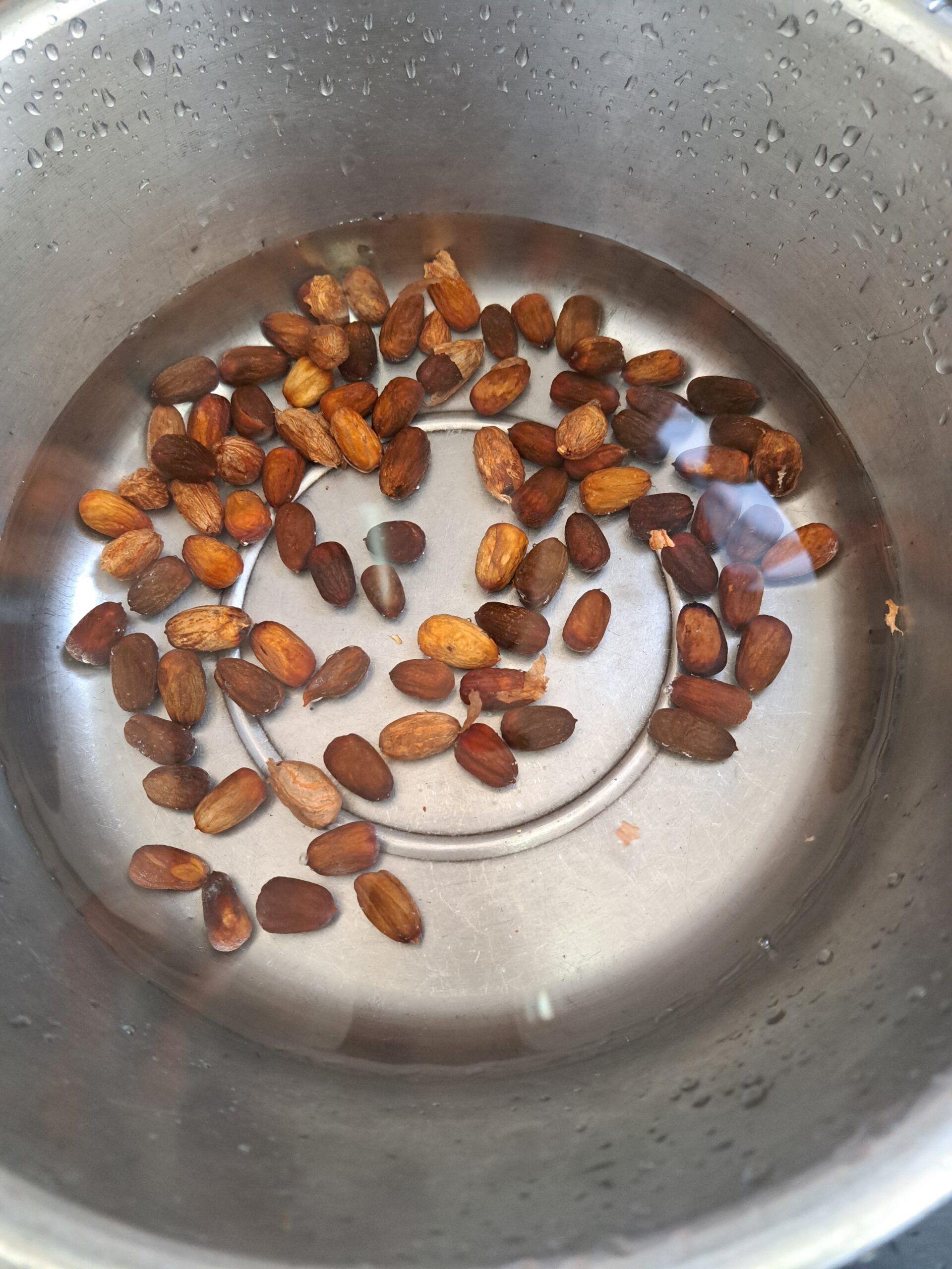 殻を割り、実を取り出し、飲み物へ